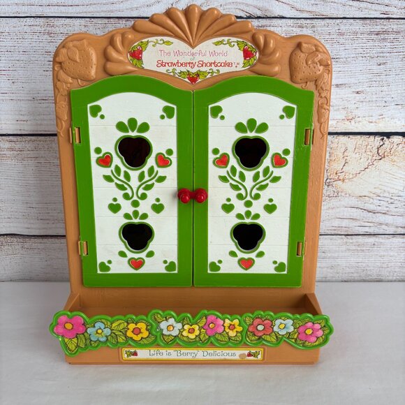 Strawberry Shortcake Berry Patch Display Case Cabinet for Mini Figures VTG 80's - Picture 1 of 8